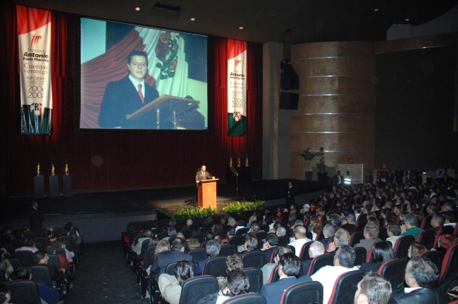 El diputado local Antonio Juan Marcos Villarreal rindió ayer su informe en el Teatro Nazas, en donde además presentó un plan para “rescatar a Torreón”. La ceremonia fue un auténtico “destape”.