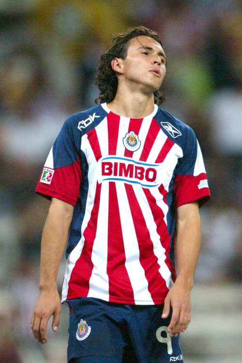 Omar Arellano fue operado, tras la fractura del 
quinto metatarsiano de la pierna izquierda que sufrió la tarde del viernes, justo en la última práctica de las Chivas en Manzanillo. (Jam Media)