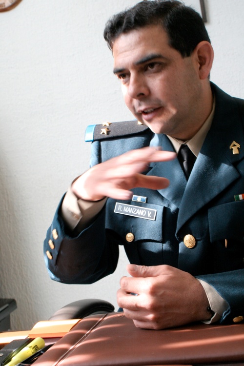 El teniente coronel, Raúl Manzano Vélez, advierte que para hacer uso de un arma debe ser bajo una situación extrema en la que se pueda demostrar que se empleó para legítima defensa.