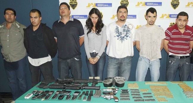 La ganadora del certamen Nuestra Belleza Sinaloa 2008, Laura Elena Zúñiga Huizar (cent.) y siete hombres más fueron presentados a la prensa en la madrugada de hoy, 23 de diciembre de 2008, por la policía del estado de Jalisco, tras ser arrestados con armas y miles de dólares en efectivo en la ciudad de Guadalajara. (EFE)