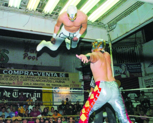 Con un combate cibernético se disputarán ocho luchadores el título del Mejor Gladiador Lagunero del Consejo Mundial de Lucha Libre 2008, el próximo
domingo 28 de diciembre en el Gimnasio El Ranchero. (Archivo)