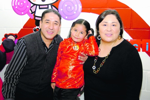 Ana Azul,  feliz al lado de sus padres Alberto Ayala y Mary Cruz Salgado de Ayala.
