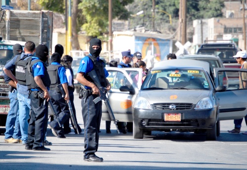 Agentes de la Policía Municipal y de las Fuerzas Federales instalaron un retén a las entradas de la colonia Durangueña y La Fe ayer por la mañana y hasta la tarde, además de efectuar rondines de vigilancia.