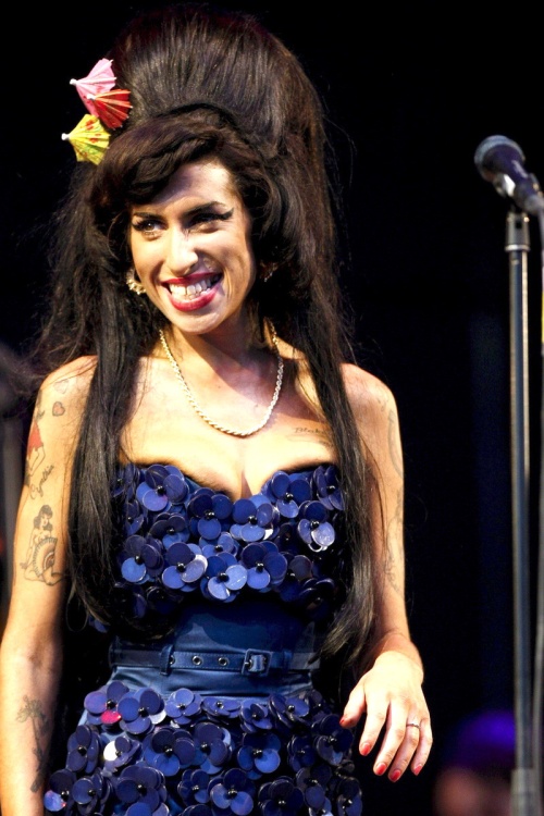 Compara un ex amante a la británica Amy Winehouse con una estrella porno. (Archivo)