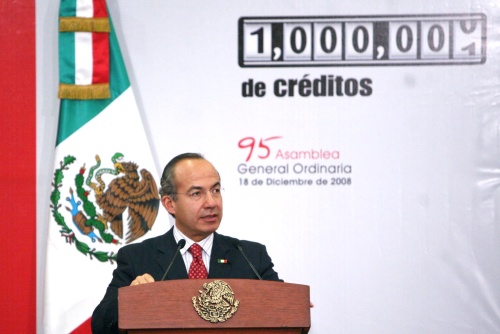 Felipe Calderón Hinojosa presidente de México gana 152 mil 467 pesos.
