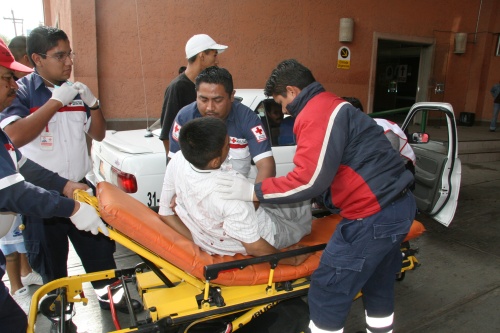 Momento en el que el joven Juan Carlos Luna Landeros llega a la Cruz Roja para recibir atención luego de haber sido baleado.