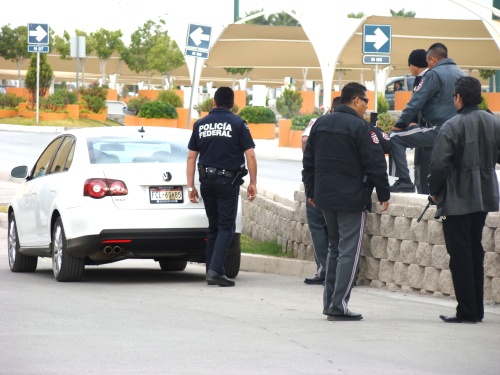 El auto del hombre detenido afuera de un centro comercial fue asegurado en un operativo del Ejército y policías federales y estatales ayer en la mañana.