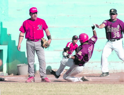 Astros de San Pedro es uno de los equipos por su historia y tradición en la Liga Mayor de Beisbol de La Laguna, en la cual buscarán el bicampeonato frente a Alacranes de Durango durate el play off final. (Archivo)