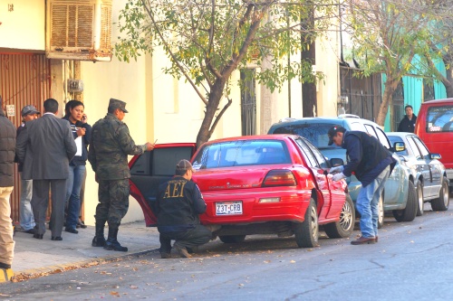 Elementos de la Policía estatal localizan, la mañana de ayer, a unas cuadras de Televisa Monterrey, un vehículo Pontiac rojo modelo Trans Am, del estado de Texas y un arma que, presuntamente fueron utilizados en el atentado contra instalaciones de la televisora. (El Universal)