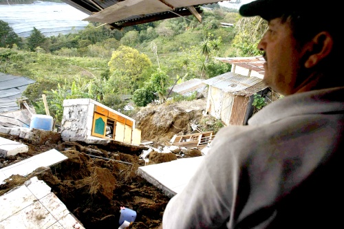 Un habitante de San Isidro de Alajuela, a 50 kilómetros de San José (Costa Rica), desaloja su hogar destruido después de que un sismo de 6.2 grados sacudió el país.
(EFE)