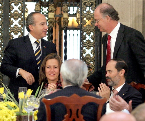 El presidente Felipe Calderón acompañado por su esposa Margarita Zavala, Enrique Krauze y el senador Gustavo E. Madero, se reunió ayer con embajadores y cónsules del país en Palacio Nacional. (El Universal)