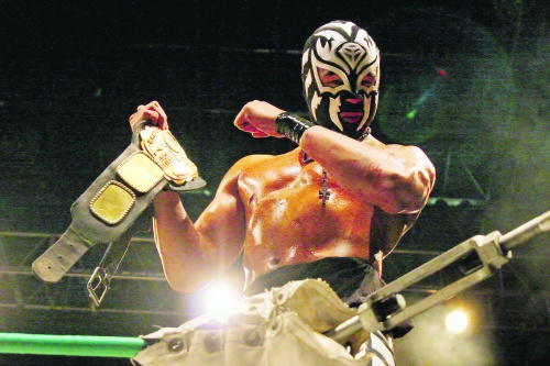 La Sombra, uno de los gladiadores laguneros triunfadores del 2008 en los encordados mexicanos.