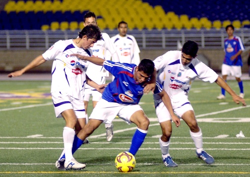 Dorados Fuerza de la Universidad Autónoma de
Chihuahua goleó anteanoche al Atlético Lagunero
por cuatro tantos a cero, dentro de la primera
jornada del Clausura 2009 de Segunda División.
(Fotografía cortesía de El Diario de Chihuahua)