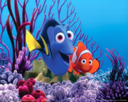 En Buscando a Nemo (2003) se distingue a Ellen DeGeneres en la distraída Dory. 