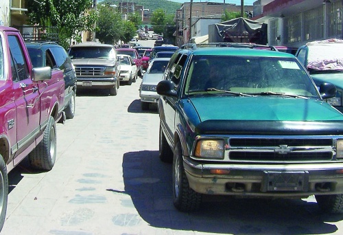 La cabecera municipal se encuentra escasa de señalización vial, pues hay muchos lugares donde la gente se estaciona y son prohibidos.