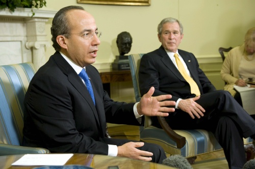 El presidente mexicano Felipe Calderón habla con la prensa durante una reunión con el presidente de los Estados Unidos, George W. Bush (d), en la Casa Blanca de Washington DC. EFE