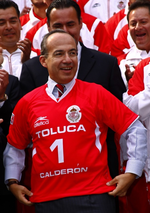 Calderón recibió una playera escarlata del equipo Toluca con el número uno en el pecho y su apellido, así como un balón autografiado por todos los jugadores y una placa conmemorativa.