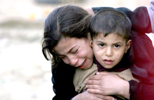 Dos hermanos palestinos lloran durante el funeral de sus hermanos, Qasem de 6 años y Basem de 11, y el de su tío Saddam Abed al Nabe de 17 años, que murieron durante un ataque aéreo de Israel en el campo de refugiados de Yabaliya, al Norte de la Franja de Gaza. (EFE)