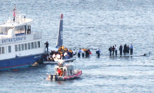 Rescatistas atienden a los pasajeros de un avión Airbus A320 de US Airways que se estrelló en las aguas del río Hudson en Nueva York en EU. (EFE)
