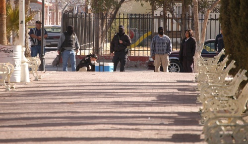 Expertos forenses investigan en torno al sitio donde fue hallada una cabeza humana dentro de una nevera portatil dejada frente a la alcaldía del municipio de Guadalupe, norteño estado mexicano de Chihuahua, fronterizo con EU, región donde también fueron asesinados dos agentes de la fiscalía local.
