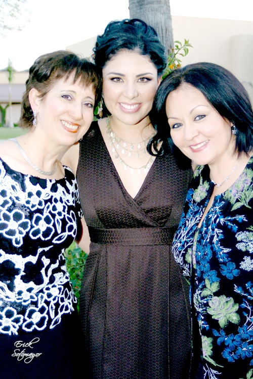 Perlita Jocelyn junto a las anfitrionas: Carmelita Lugo de Gutiérrez y Perlita Lee de Pérez.