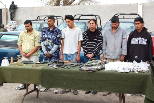 Cinco hombres y una mujer, presuntos integrantes de una banda de secuestradores y narcotraficantes, fueron detenidos por elementos del Ejército Mexicano, en las inmediaciones del poblado de Nazareno, perteneciente al municipio de Ciudad Lerdo.