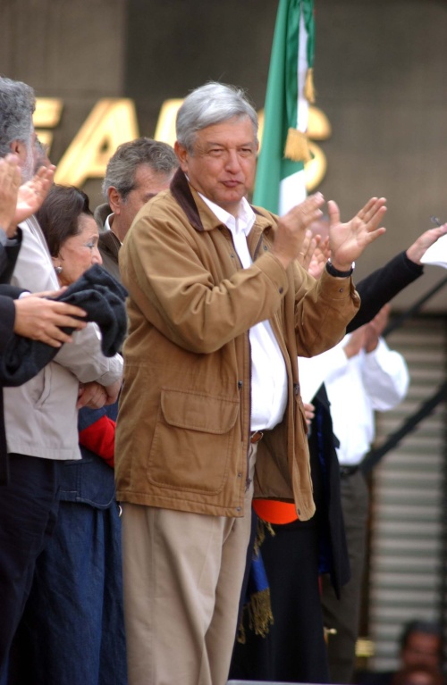 Andrés Manuel López Obrador hizo un llamado a los dirigentes de PRD, PT y Convergencia a no “encapricharse” con las candidaturas y a favorecer la unidad para las elecciones del 5 de julio. (Archivo)