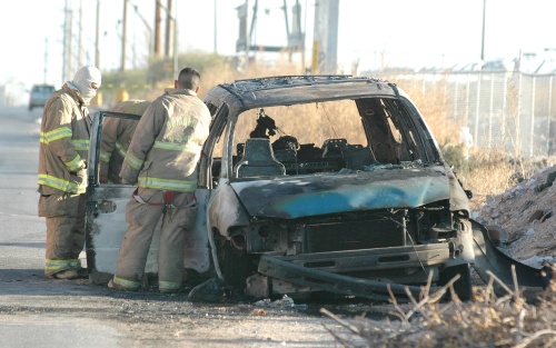 Elementos de la Policía Estatal y del cuerpo de bomberos reportaron tres cuerpos calcinados en el interior de un automóvil en la zona Sur de Ciudad Juárez, Chihuahua. (El Universal)