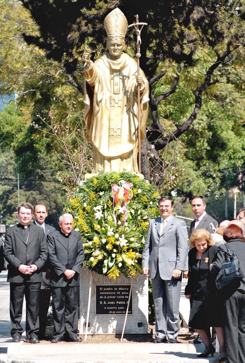 El jefe de Gobierno del Distrito Federal, Marcelo Ebrard Casaubon, develó cerca de la Nunciatura Apostólica una estatua del papa Juan Pablo II por el 30 aniversario de la primera visita del pontífice a México. (Notimex)