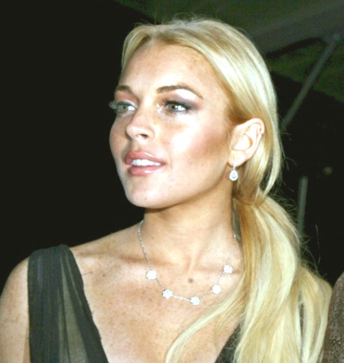 Lindsay Lohan ha sido captada por los paparazzi con prendas que dejan ver 'más allá' de lo evidente en su pecho. 
