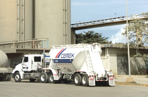 Cemex logró renegociar dos mil 300 millones de dólares de créditos bilaterales de corto plazo con vencimientos durante 2009 y principios de 2010 en dos créditos sindicados de largo plazo. (Archivo)