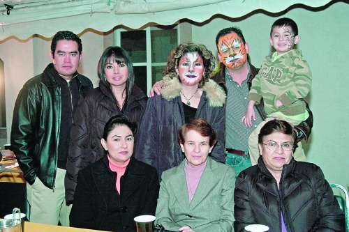 La festejada con Edgardo Martínez, Paty Cueva, Eduardo y Pablo Araluce, Luly de Arias, Menchy de araluce y Oralia de Cueva.