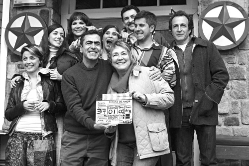 Inicia la aventura. Los actores Cecilia Suárez, Ilse Islas, Jimena Ayala, Daniel Giménez Cacho y la productora Carmen Armendáriz, entre otros, durante el inicio de grabaciones de la serie Locas de Amor. 