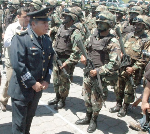 En el marco de la conmemoración del 92 aniversario de la promulgación de la Constitución de 1917, el subsecretario de la Defensa Nacional, Armando Meza Castro, entregó el reconocimiento al general, cuya salida de la Segunda Región Militar provocó preocupación entre la sociedad bajacaliforniana. (Archivo)
