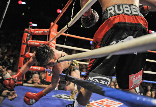 El médico de ring no dejó salir anoche a pelear a Jorge Arce para el último round. El ganador por nocaut técnico fue el armenio Vic Darchinyan. (AP)