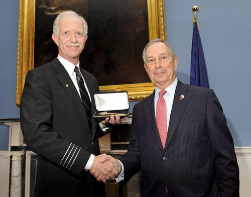Reconocimiento. El alcalde de Nueva York, Michael Bloomberg (d), entrega al capitán Chesley 'Sully' Sullenberger las llaves de la ciudad, como reconocimiento a su actuación al evitar víctimas en el accidente del vuelo 1549 de US Airways.  