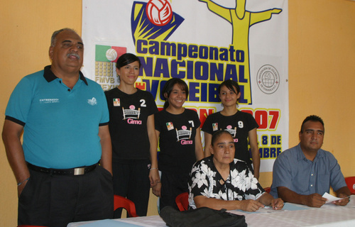 Irma Rangel (al centro) manifestó ayer que el Club Gima Torreón está a punto de desaparecer debido a la falta de apoyo por parte de las autoridades deportivas del
