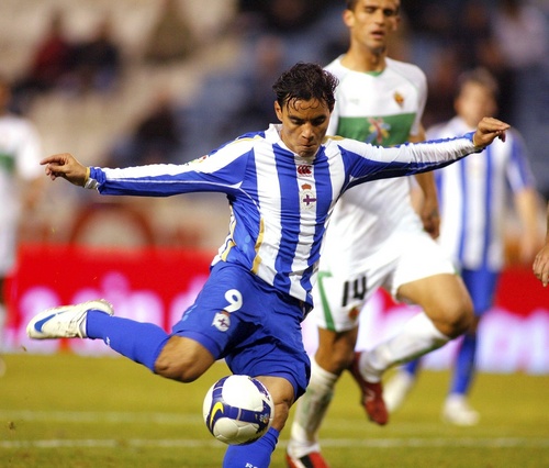 Mientras varios equipos aseguran que está a un paso de fichar a Omar Bravo, el Deportivo La Coruña lo convocó para viajar a Dinamarca. El Deportivo no suelta al delantero Omar Bravo