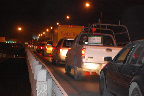 Largas filas. Uno tras otro, los conductores esperaban impaciente mente su turno sobre el puente que va de Torreón a Gómez Palacio para ser revisados por el Ejército.