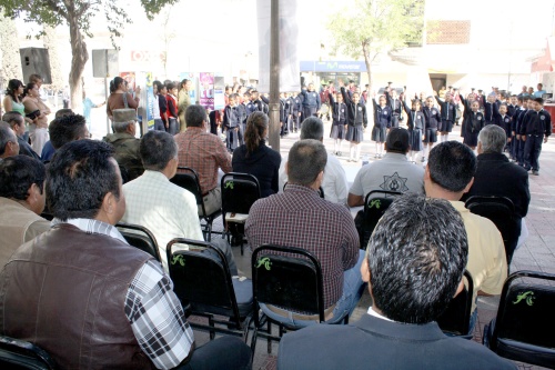 FESTEJO EN LERDO
Autoridades municipales y del 72 Batallón de Infantería, celebraron el Día del EjércitoMexicano, en donde alumnos de la Primaria Justo Sierra, reconocieron con un poema su noble labor.
