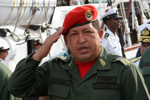 Despedida. El presidente Hugo Chávez, saluda a su llegada al Puerto de La Guaira, para despedir al buque escuela 'Simón Bolívar'.  EFE