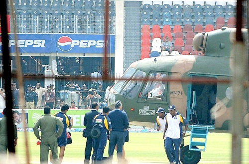 Los jugadores de la selección ceilanesa de críquet, abordan un helicóptero de la Fuerza Aérea de Pakistán, que los trasladará desde el estadio Gaddafi de Lahore, tras un ataque terrorista al convoy del equipo que tuvo lugar esta mañana y causó la muerte de siete personas. (EFE)