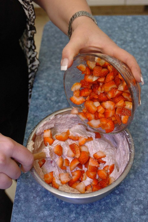A la mezcla se le ponen las fresas cortadas en cuadritos.