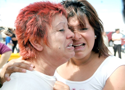 Sufrimiento. Familiares de los reclusos en el penal de Ciudad Juárez se mostraban desesperados luego de que se registrara un enfrentamiento entre Los Aztecas y Los Mexicles con un saldo de 20 muertos.  AP