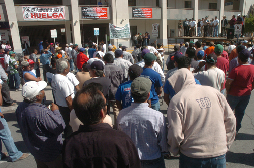 Sigue la huelga. Alrededor de 250 trabajadores se manifestaron en el Palacio Federal para exigir a la Secretaría del Trabajo que sea mediadora en el conflicto entre Peñoles y el sindicato minero. 