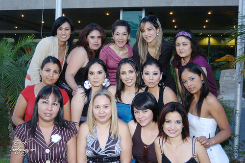 Claudia Lizeth acompañada por sus amigas Cristal Romero, Bety Castellanos, Maricarmen Navarro, Wendy García, Lorena Lucio, Lulú Pérez, Priscila Herrera, Marcela de Marín, Lucy Altamirano, Isabel Magadón, Mary Jose Escobedo, Georgia de Martínez y Elizabeth González.