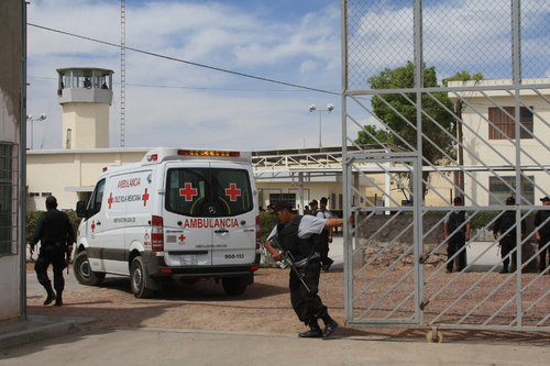 Evasión de reos. Un policía deja entrar al Cereso a una ambulancia de la Cruz Roja, cuyos servicios no fueron requeridos.