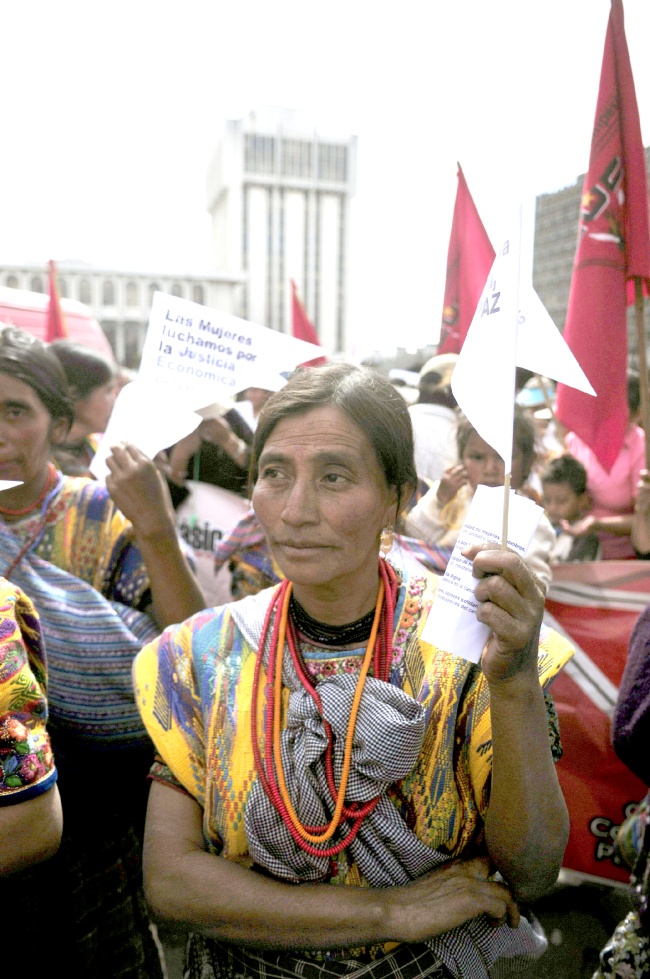 Festejo. Una mujer indígena maya participa en una marcha conmemorativa del Día Internacional de la Mujer en Ciudad de Guatemala.