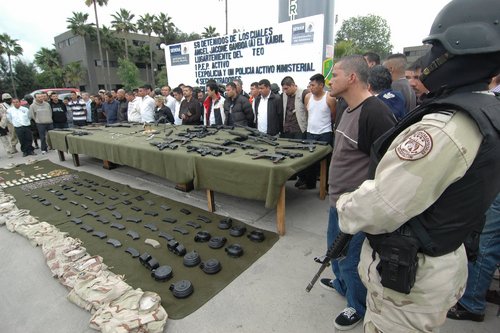 Golpe al narco. El Ejército Mexicano detuvo a 26 integrantes de la celula del 'Teo' perteneciente al Cártel de los Arellano Félix, cuando festejaban en una fiesta en Tijuana.  NOTIMEX