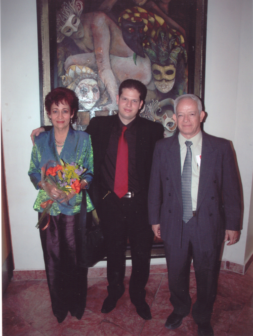 Ing. Fernando Arturo Ramírez Sánchez en su graduación acompañado de sus padres Ing. Jorge Armando Ramírez de la Torre y Lic. Gloria del Carmen Sánchez Flores.